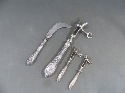 quatre types différents de couverts sur une table