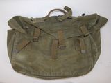 un sac vert posé sur une table