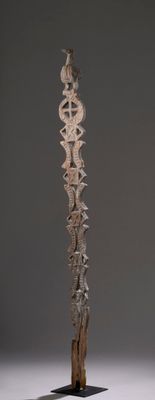 sculptures en bois et en métal sur un fond gris