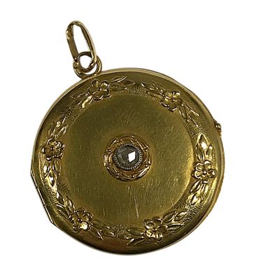 une image montrant un gros plan d'une boucle d'oreille en or ornée d'un diamant au centre
