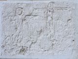 une image représentant un relief en pierre d'un homme tenant une épée et d'une femme tenant une épée