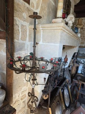 une table qui a l'air très ancienne, sur laquelle se trouve un bougeoir