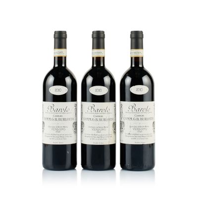 trois bouteilles de vin rouge posées l'une à côté de l'autre sur une surface blanche