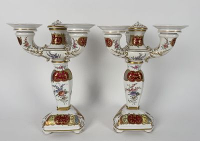 SEVRES paire de candélabres en porcelaine partiellement doré…