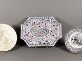trois petites assiettes décorées, posées sur une table