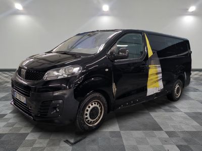 une photo d'une camionnette noire avec une bande jaune sur le côté