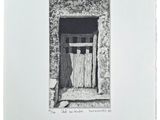 une image représentant une photo en noir et blanc d'une porte
