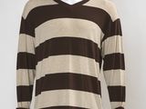 Pull rayé marron et beige pour homme sur mannequin mannequin mannequin mannequin mannequin mannequin mannequin manne
