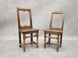 deux chaises en bois avec un miroir fixé au dos