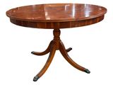 une table à manger ronde avec un plateau en bois et quatre pieds
