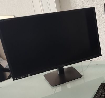 Un lot de matériel informatique comprenant :