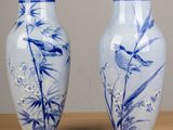 deux vases bleus et blancs posés sur une table en bois