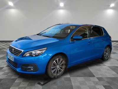une voiture bleue garée sur le sol en damier d'un garage