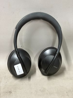 un casque posé sur une surface blanche