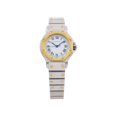 gros plan d'une montre-bracelet sur fond blanc