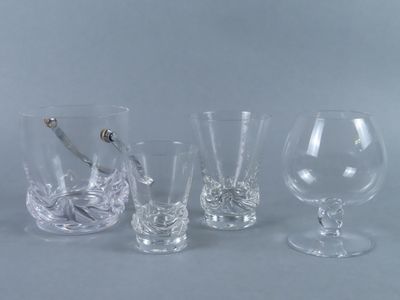 quatre verres et une bouteille de vin sur une table