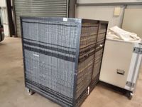 Un lot de chariots-cages métalliques sur roulettes contenant… (photo 3)