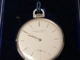 une montre de poche en argent dans un étui en velours bleu