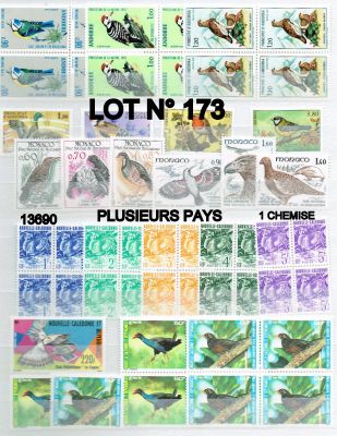 un lot de timbres représentant différents animaux sur fond blanc
