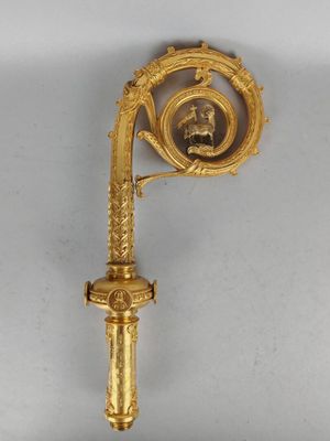 une horloge en or fixée à un poteau