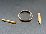 une bague, un stylo et un stylo posés sur une table
