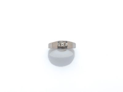 gros plan d'une bague en diamant sur une surface blanche