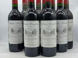 six bouteilles de vin rouge sont alignées