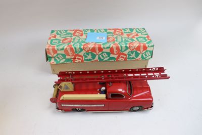 un camion de pompiers miniature avec une caisse à l'arrière