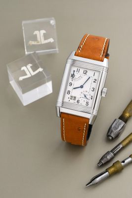 une montre et un stylo posés sur une table