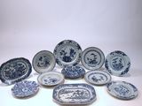 Plusieurs assiettes bleues et blanches sont disposées sur une surface blanche