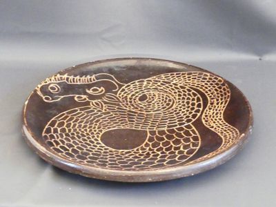 NEUMULLER 1967 - Plat ront en céramique crème ornée d'un dra…