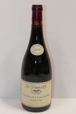 une bouteille de vin posée sur une table