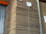 une grande pile de boîtes sur une palette dans un entrepôt