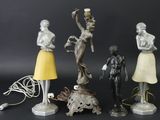 quatre types de lampes différents et un abat-jour posés sur une table