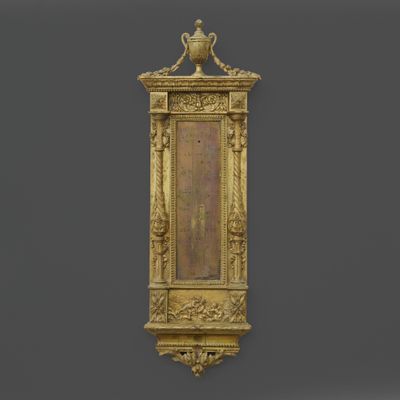 une horloge en or surmontée d'un vase