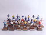 de nombreuses figurines de footballeurs posées sur une table