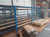 de nombreuses palettes entreposées dans un entrepôt