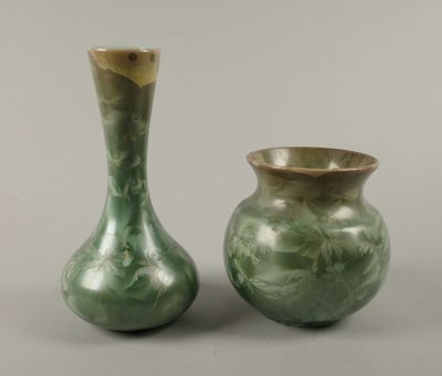 deux vases posés l'un à côté de l'autre sur une table