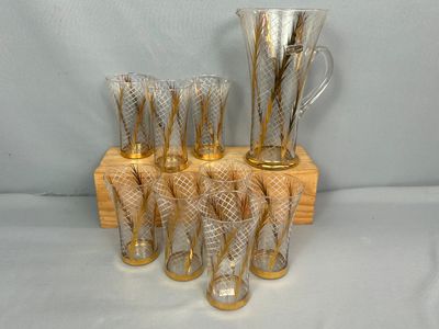 de nombreux verres et un pichet posés sur un support en bois