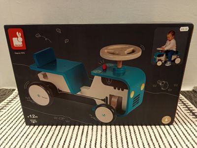 une boîte contenant un tracteur jouet, posée sur une table