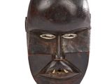 une image d'un masque en bois sur fond blanc