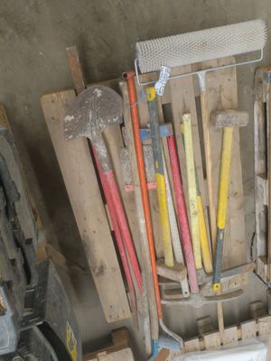 un tas d'outils posés sur une palette
