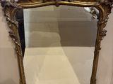 un miroir posé sur une table dans une pièce