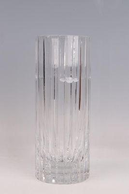 un vase en verre avec une bougie à l'intérieur sur une table
