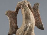 une photo d'une sculpture représentant un poisson posée sur un socle en bois