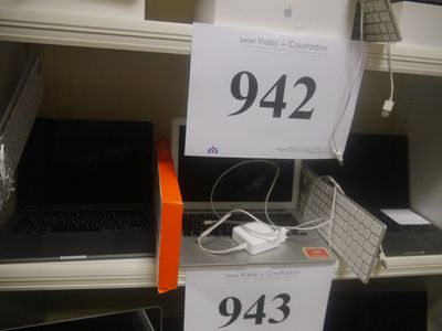 deux ordinateurs portables sur les étagères, avec leurs étiquettes de prix