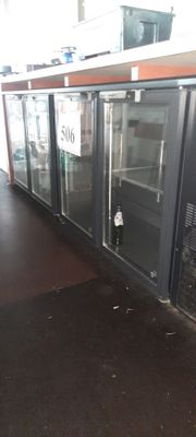 une photo d'un réfrigérateur professionnel dans un magasin