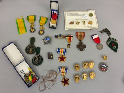 de nombreuses médailles militaires posées sur une table