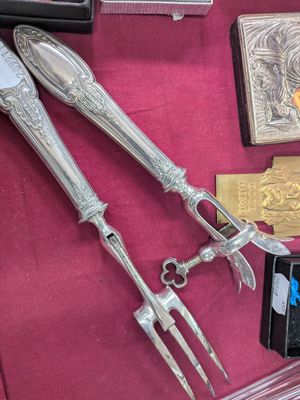 une vitrine contenant de l'argenterie et d'autres objets