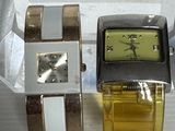 deux montres exposées côte à côte dans une vitrine